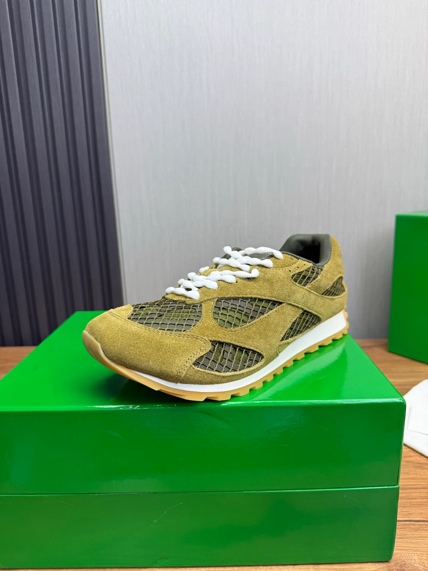Men's men's shoes 💰660💰Pili BV top version 𝘽𝙊𝙏𝙏𝙀𝙂𝘼 𝙑𝙀𝙉𝙀𝙏𝘼 Orbit sneakers Wang Yibo same style couple style dad shoes 🩷💚 Runner sneakers, made of lightweight technical mesh fabric. Features a geometric patterned rubber outsole. Pay attention to the package craftsmanship ❕ High version shipping ❗️ Very nice, durable to play with and durable to make ✔️ Standard version 💯💯 The outsole is made of color-blocked TPU outsole. Women’s model 35-41 (40 41 customized) Men’s model 39-46 (45.46 customized) Equipped with original packaging